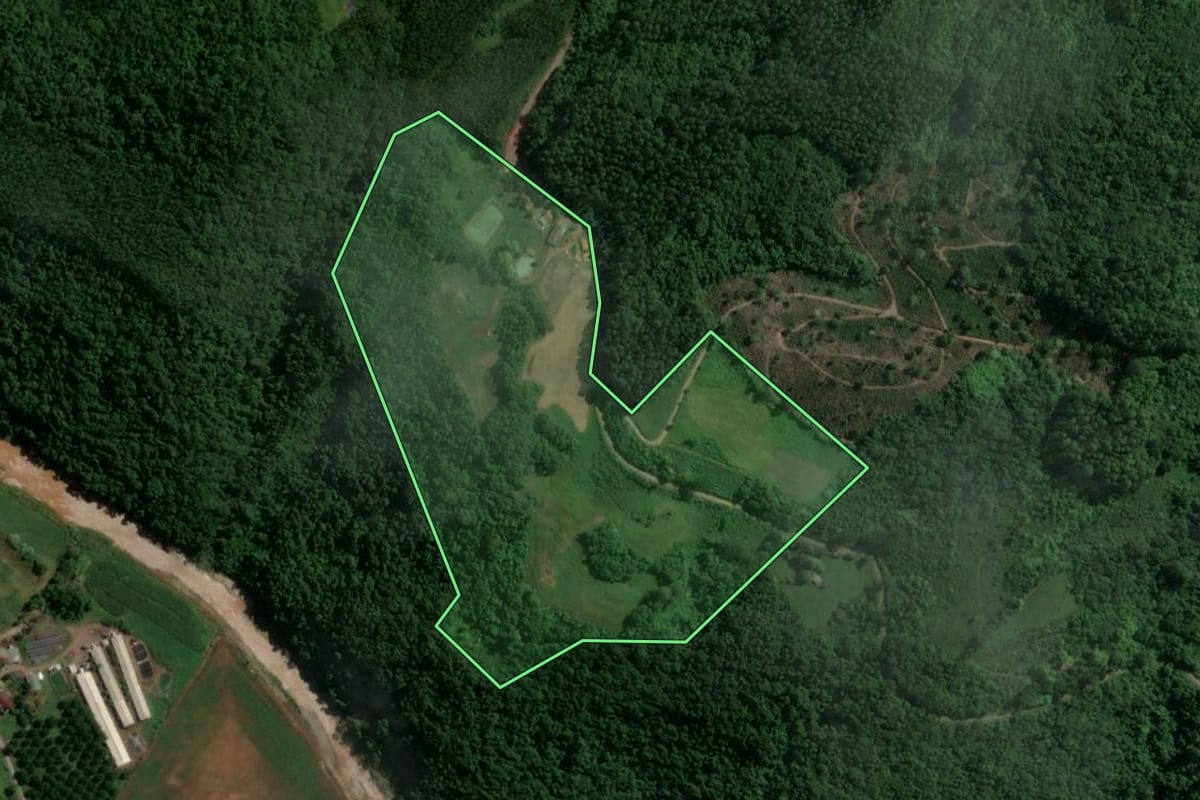 Imagem de satélite do imóvel rural em Doutor Ricardo (RS), com o contorno declarado no CAR desenhado por cima.