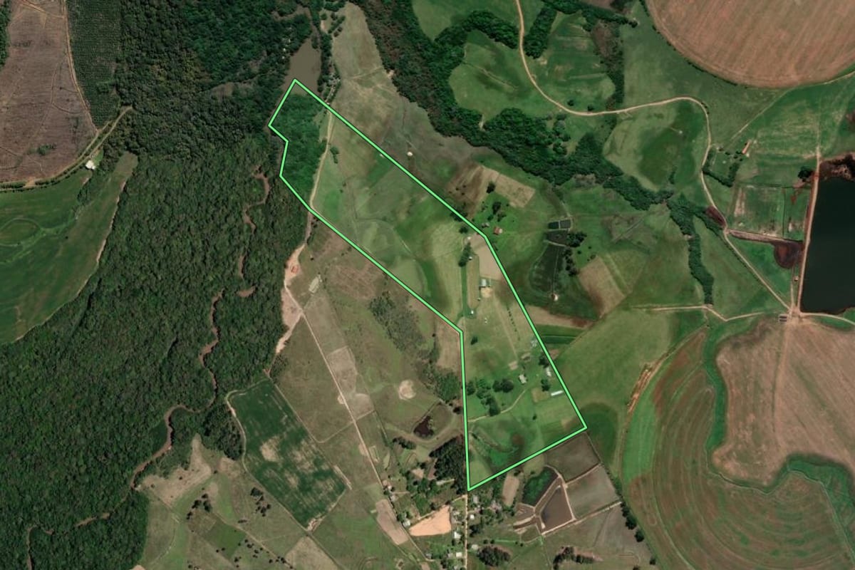 Imagem de satélite do imóvel rural em Eldorado do Sul (RS), com o contorno declarado no CAR desenhado por cima.