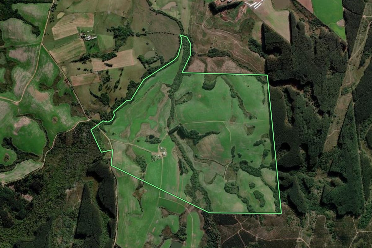 Imagem de satélite do imóvel rural em Eldorado do Sul (RS), com o contorno declarado no CAR desenhado por cima.