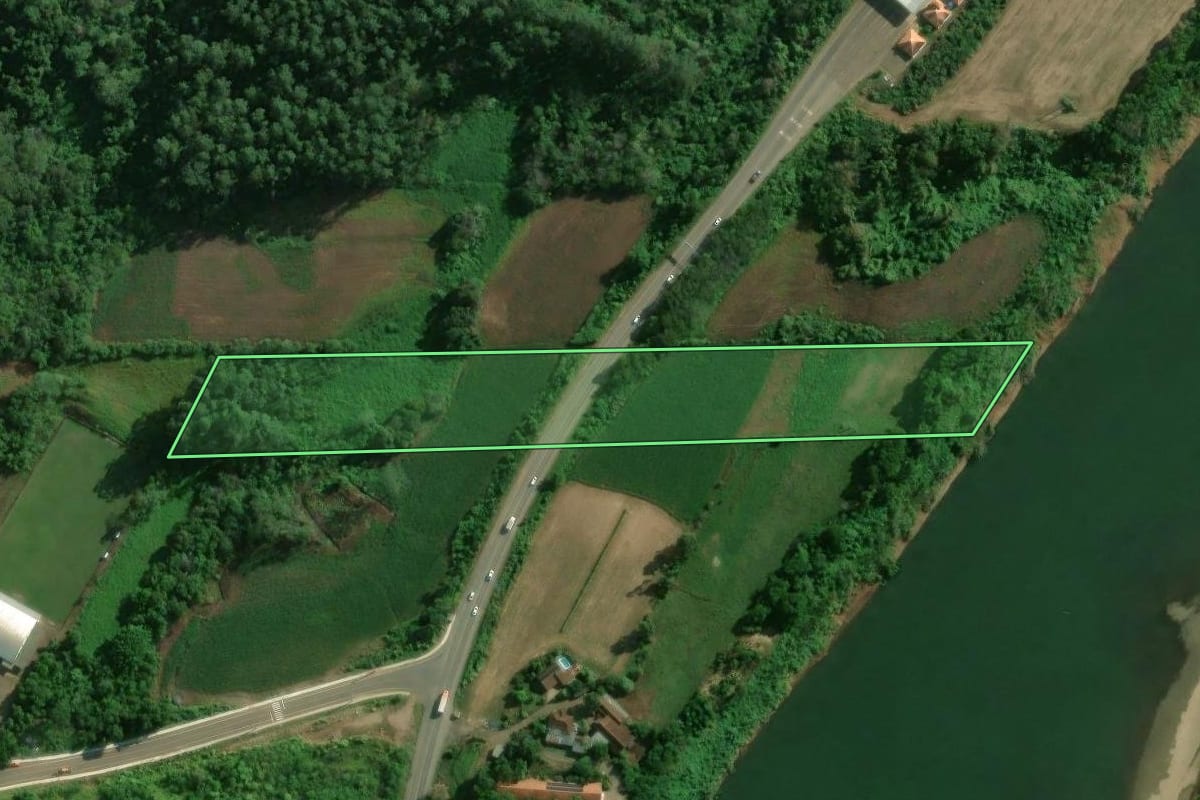 Imagem de satélite do imóvel rural em Encantado (RS), com o contorno declarado no CAR desenhado por cima.