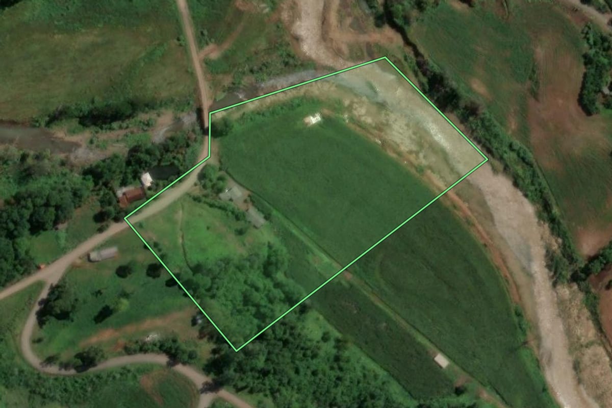 Imagem de satélite do imóvel rural em Encantado (RS), com o contorno declarado no CAR desenhado por cima.
