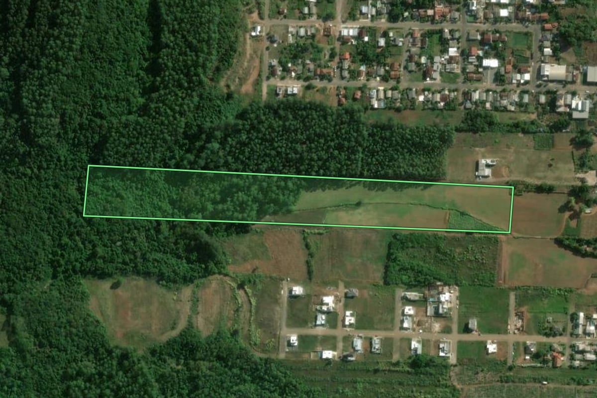 Imagem de satélite do imóvel rural em Encantado (RS), com o contorno declarado no CAR desenhado por cima.