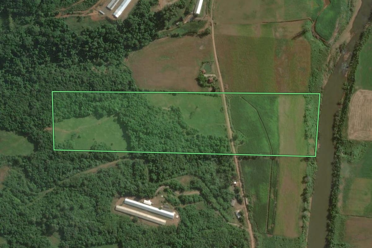 Imagem de satélite do imóvel rural em Encantado (RS), com o contorno declarado no CAR desenhado por cima.