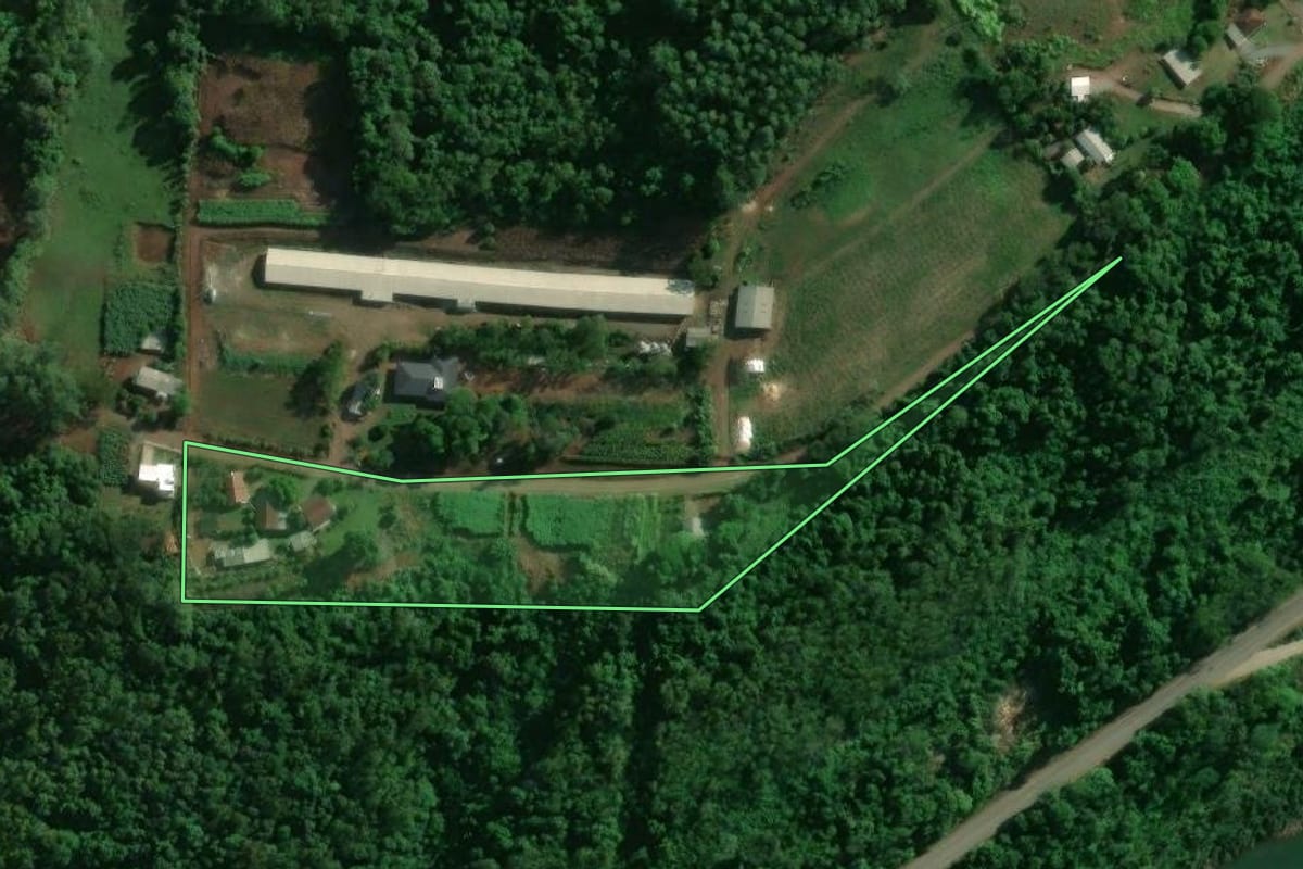 Imagem de satélite do imóvel rural em Encantado (RS), com o contorno declarado no CAR desenhado por cima.