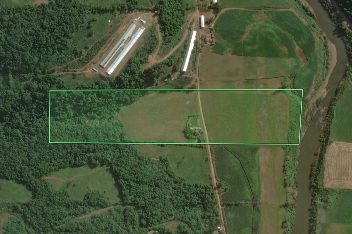 Imagem de satélite do imóvel rural em Encantado (RS), com o contorno declarado no CAR desenhado por cima.