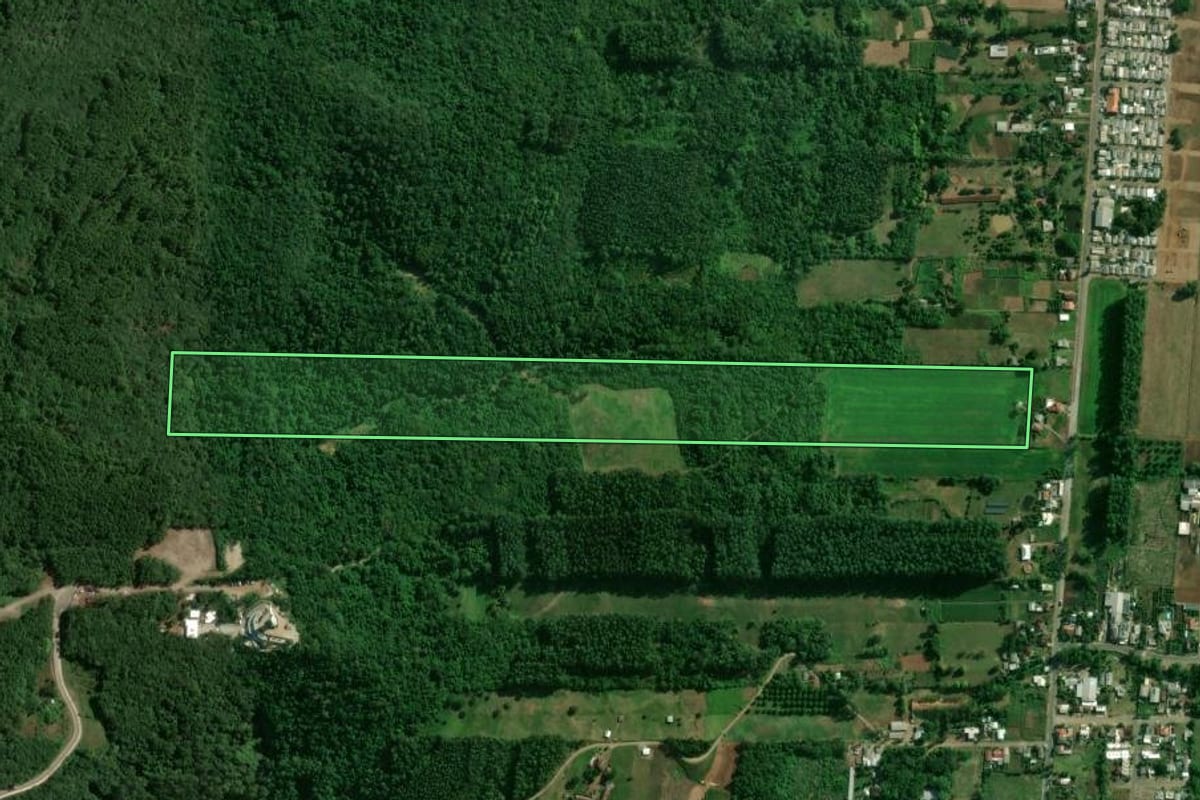Imagem de satélite do imóvel rural em Encantado (RS), com o contorno declarado no CAR desenhado por cima.