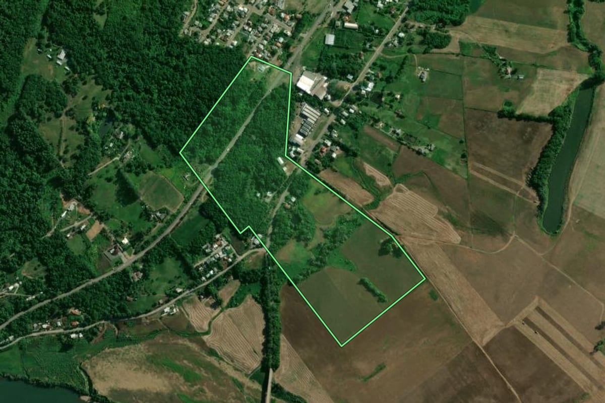 Imagem de satélite do imóvel rural em Encantado (RS), com o contorno declarado no CAR desenhado por cima.