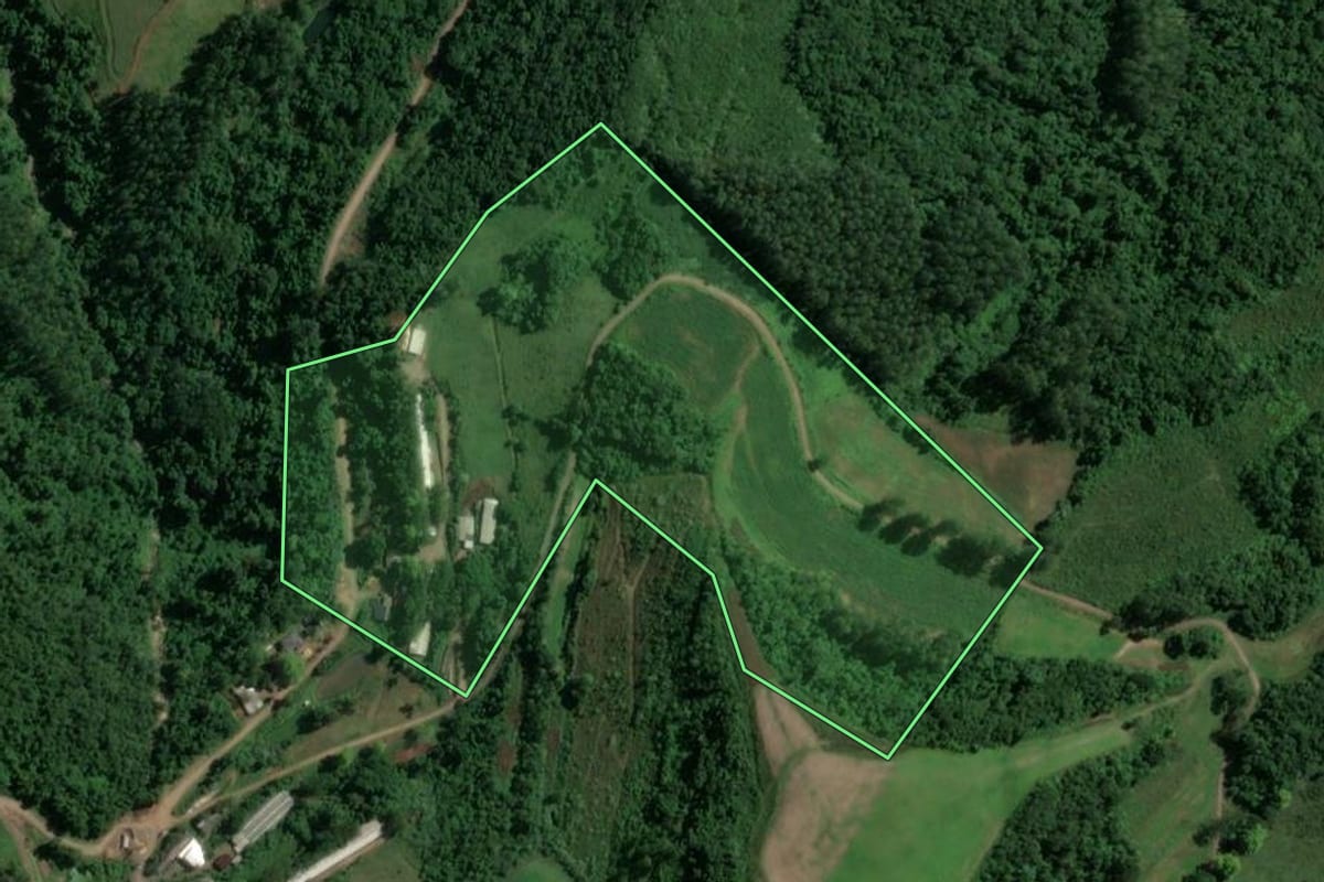 Imagem de satélite do imóvel rural em Encantado (RS), com o contorno declarado no CAR desenhado por cima.