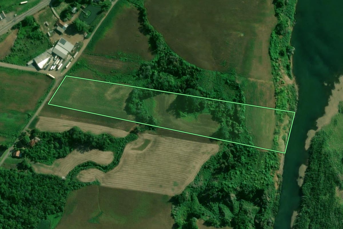 Imagem de satélite do imóvel rural em Encantado (RS), com o contorno declarado no CAR desenhado por cima.