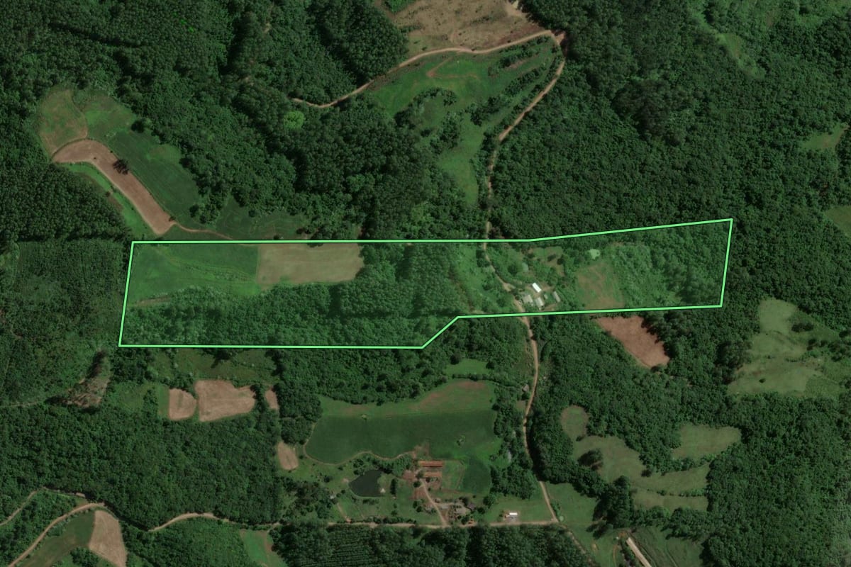 Imagem de satélite do imóvel rural em Encantado (RS), com o contorno declarado no CAR desenhado por cima.