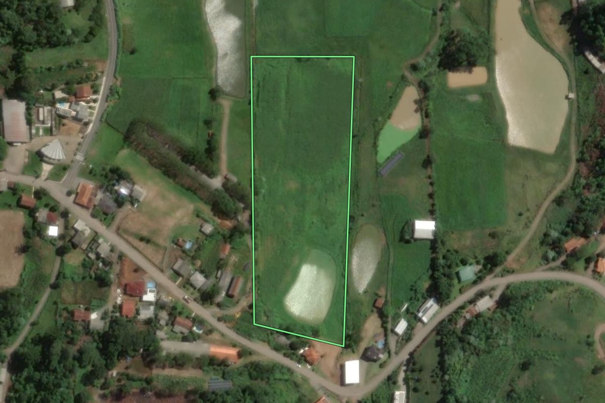Imagem de satélite do imóvel rural em Encantado (RS), com o contorno declarado no CAR desenhado por cima.