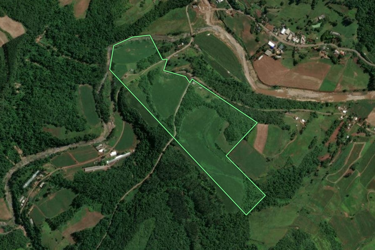 Imagem de satélite do imóvel rural em Encantado (RS), com o contorno declarado no CAR desenhado por cima.