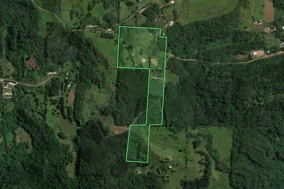 Imagem de satélite do imóvel rural em Encantado (RS), com o contorno declarado no CAR desenhado por cima.