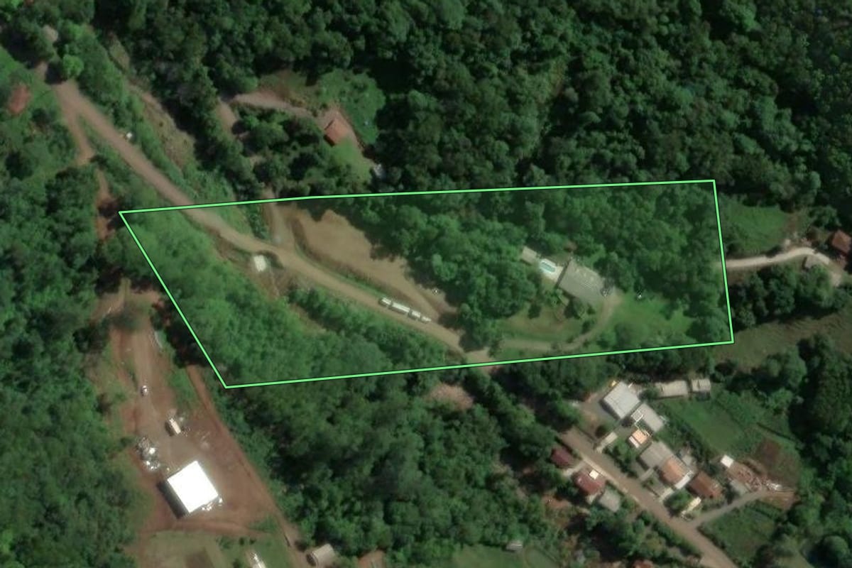 Imagem de satélite do imóvel rural em Encantado (RS), com o contorno declarado no CAR desenhado por cima.