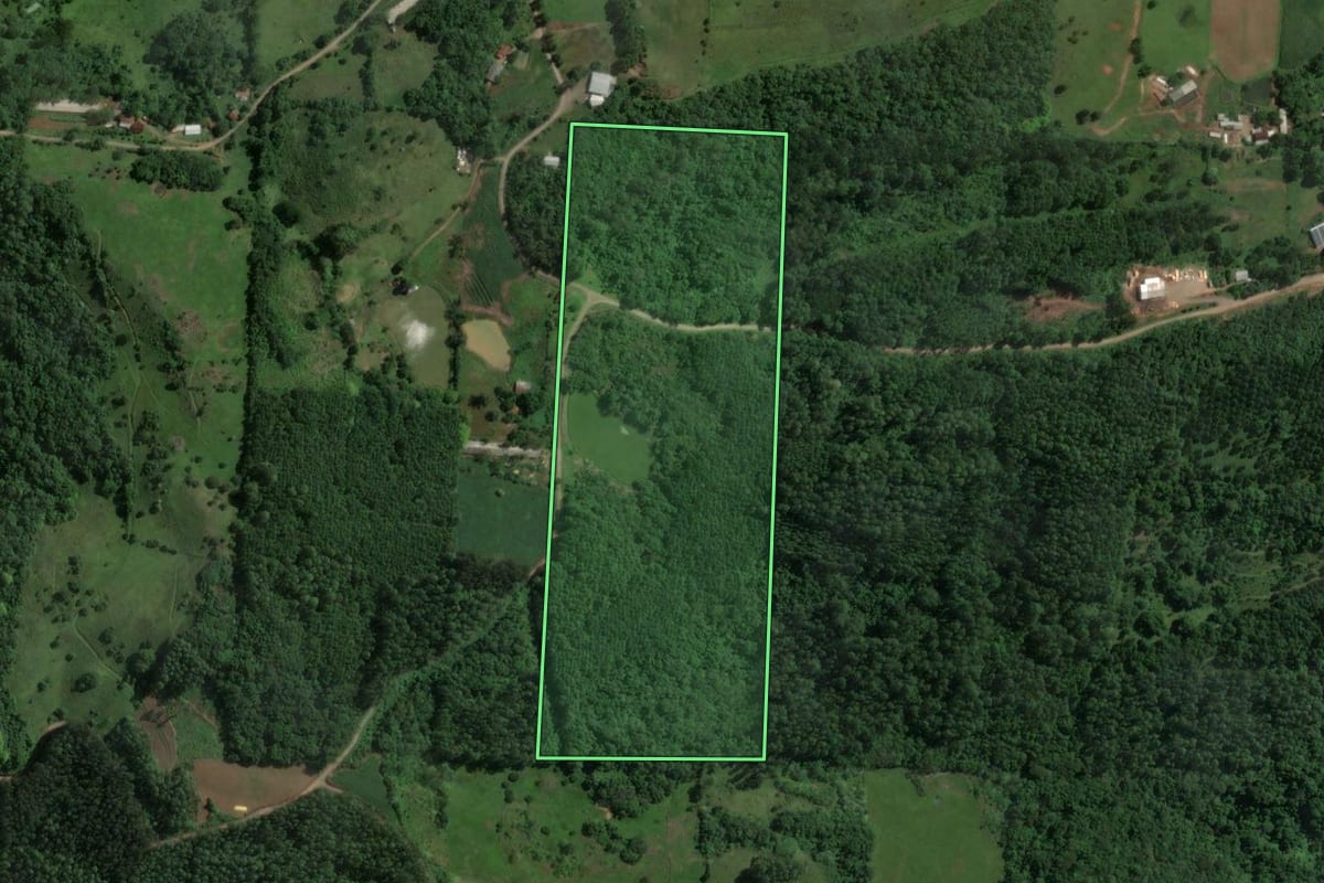 Imagem de satélite do imóvel rural em Encantado (RS), com o contorno declarado no CAR desenhado por cima.
