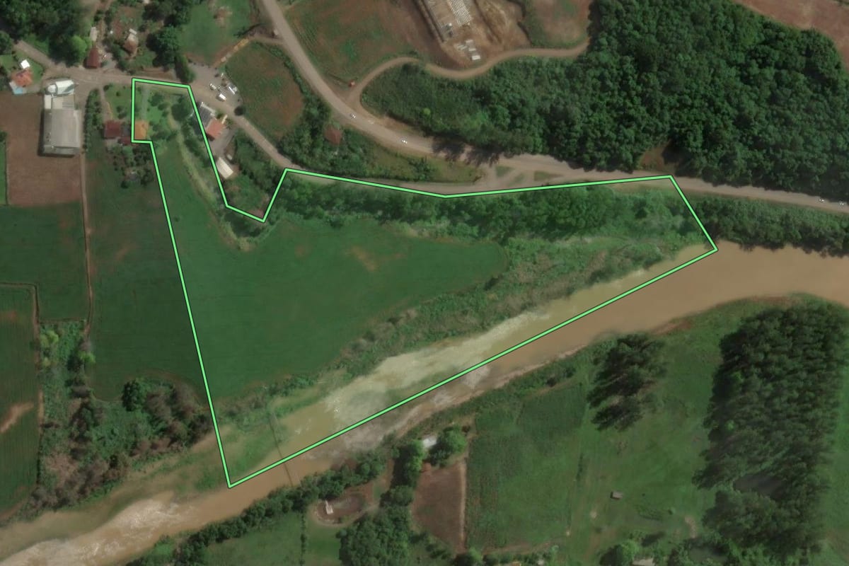 Imagem de satélite do imóvel rural em Encantado (RS), com o contorno declarado no CAR desenhado por cima.