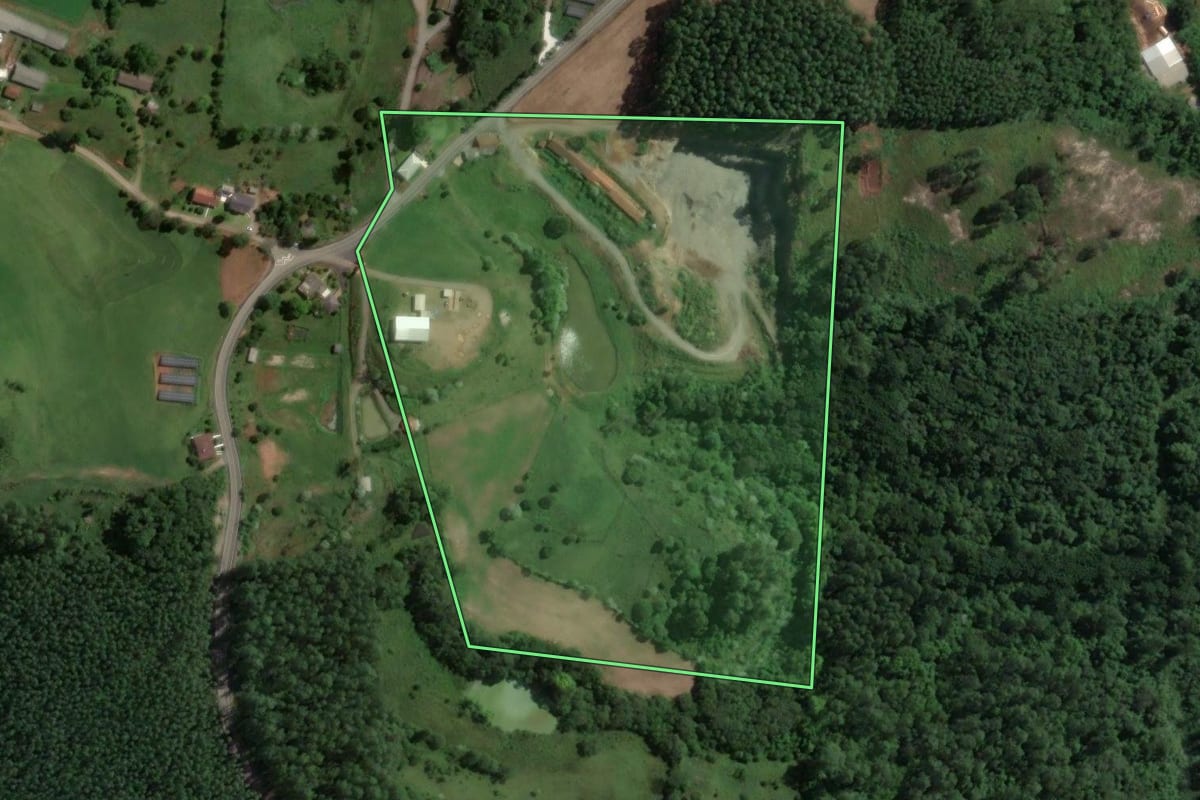 Imagem de satélite do imóvel rural em Encantado (RS), com o contorno declarado no CAR desenhado por cima.
