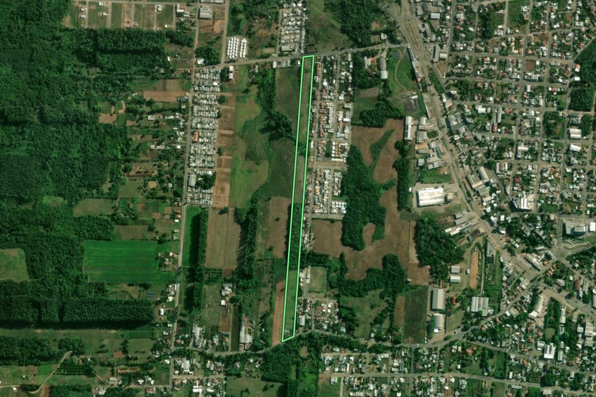 Imagem de satélite do imóvel rural em Encantado (RS), com o contorno declarado no CAR desenhado por cima.