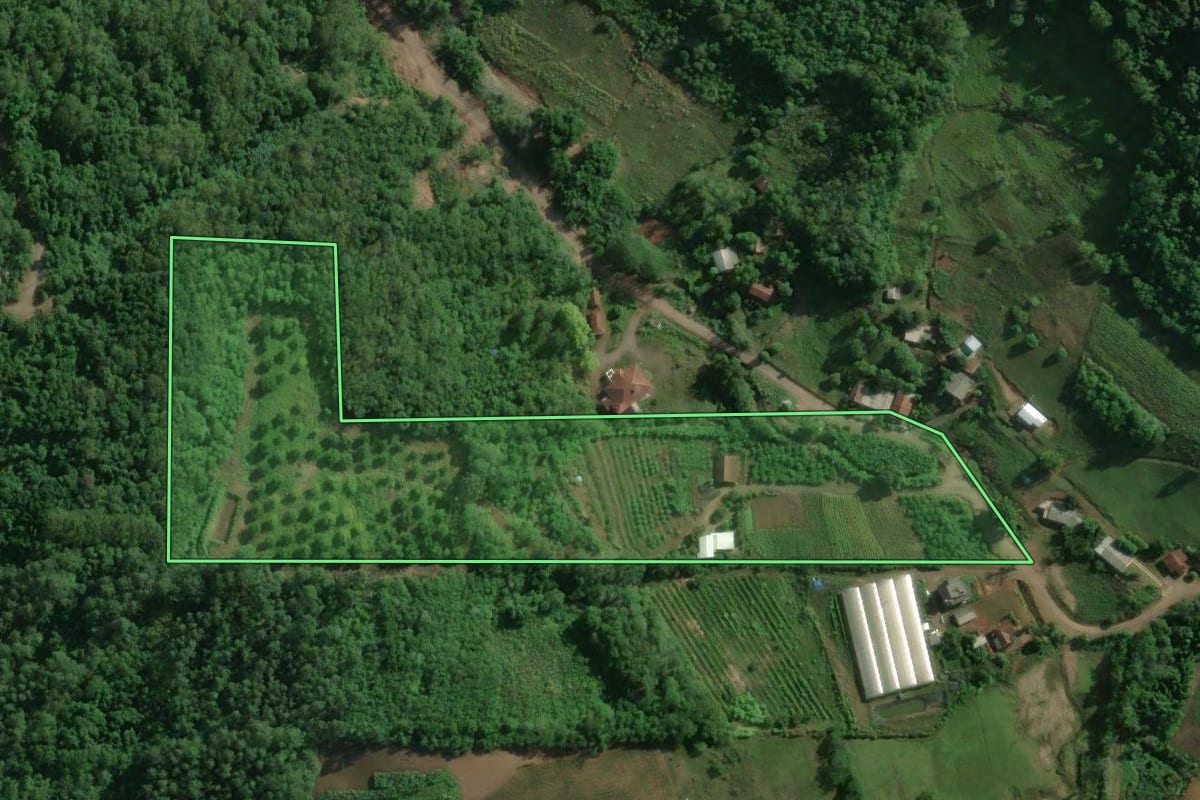 Imagem de satélite do imóvel rural em Encantado (RS), com o contorno declarado no CAR desenhado por cima.