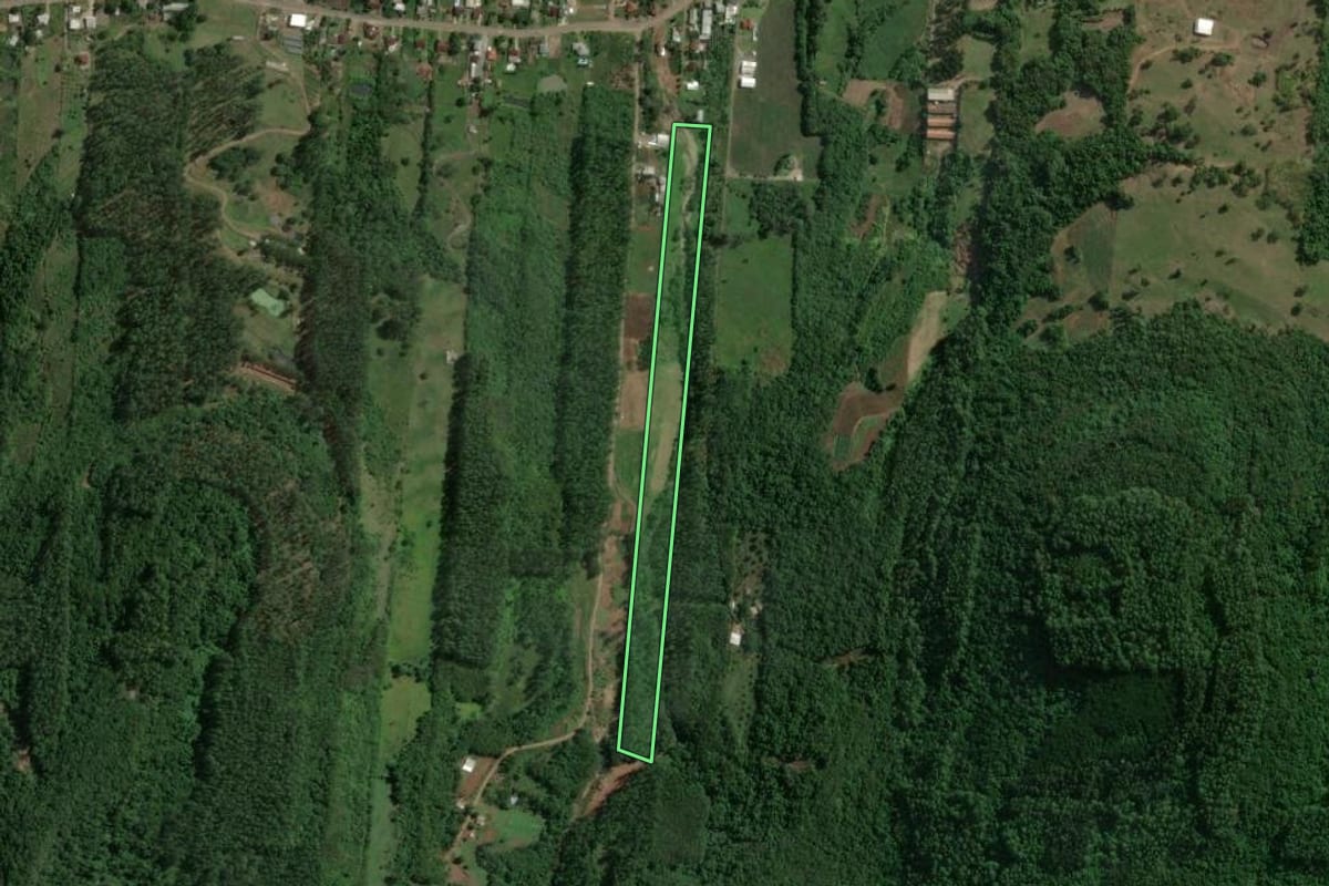 Imagem de satélite do imóvel rural em Encantado (RS), com o contorno declarado no CAR desenhado por cima.