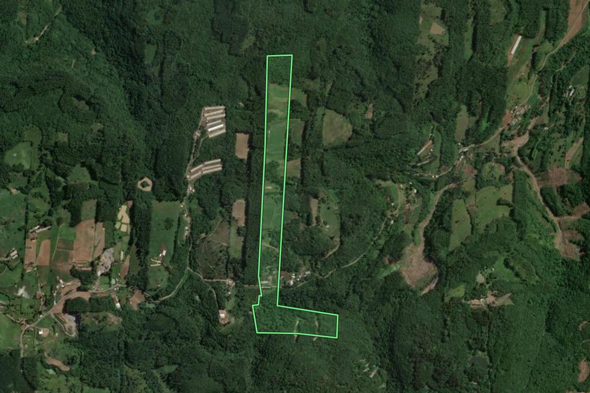 Imagem de satélite do imóvel rural em Encantado (RS), com o contorno declarado no CAR desenhado por cima.