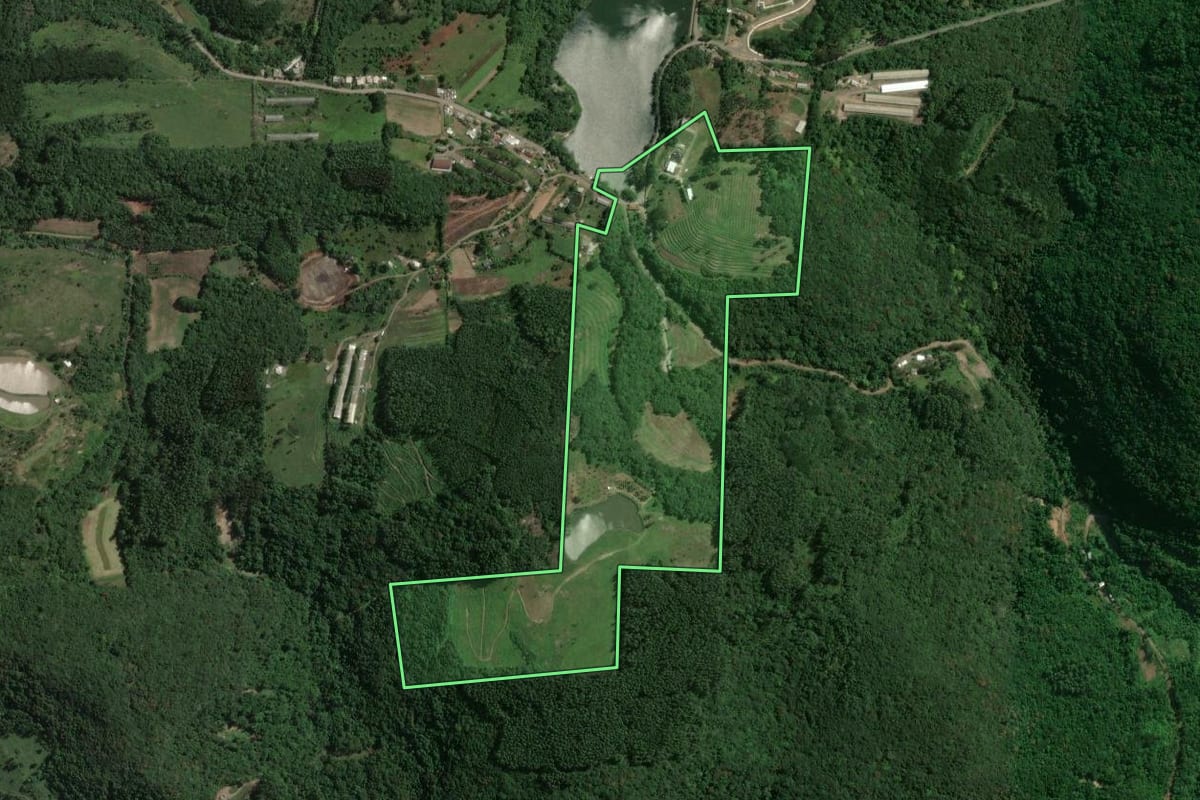 Imagem de satélite do imóvel rural em Encantado (RS), com o contorno declarado no CAR desenhado por cima.