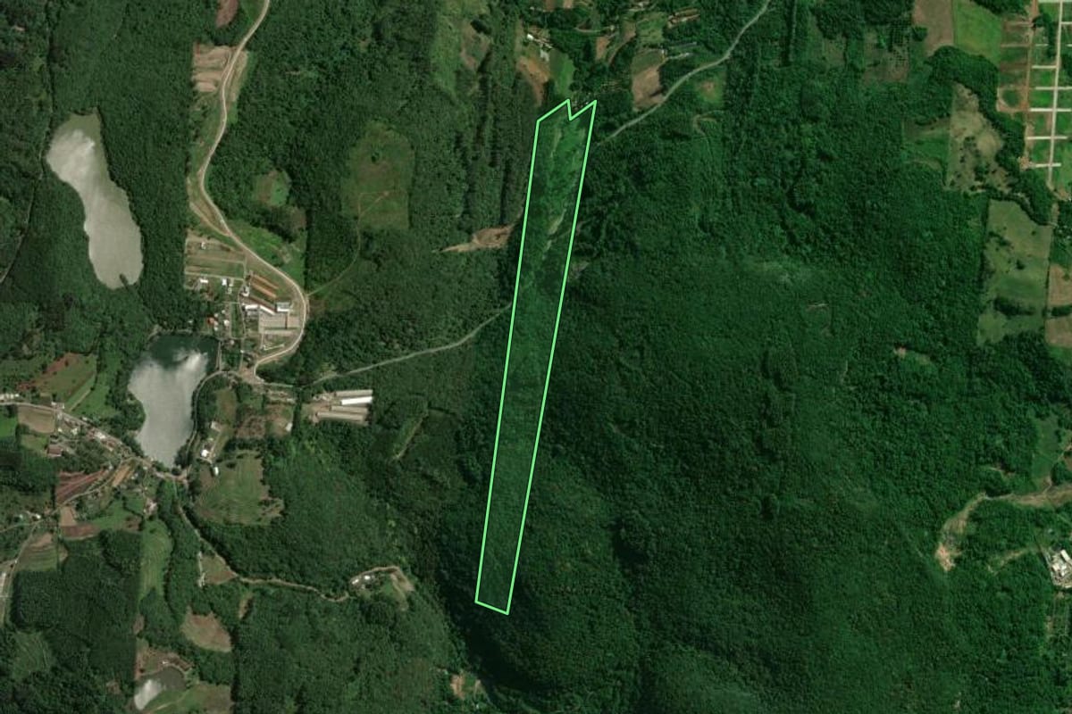 Imagem de satélite do imóvel rural em Encantado (RS), com o contorno declarado no CAR desenhado por cima.