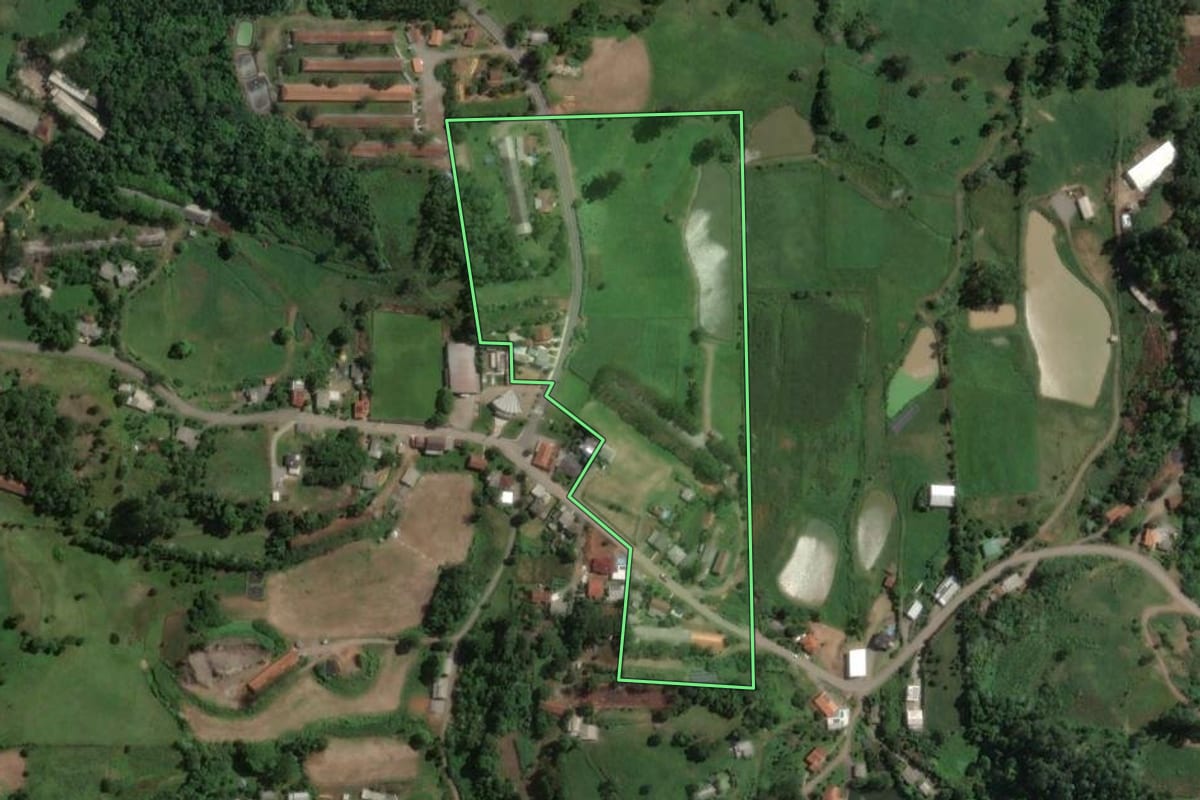 Imagem de satélite do imóvel rural em Encantado (RS), com o contorno declarado no CAR desenhado por cima.