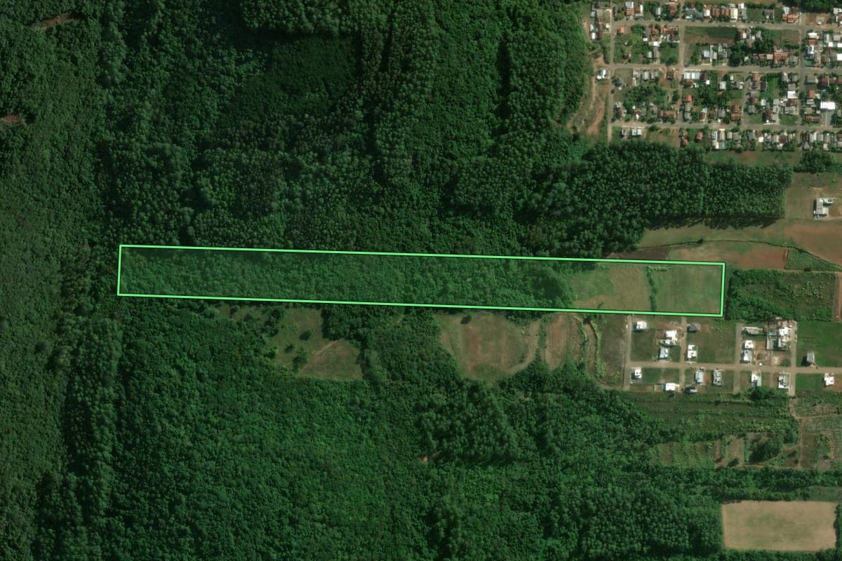 Imagem de satélite do imóvel rural em Encantado (RS), com o contorno declarado no CAR desenhado por cima.