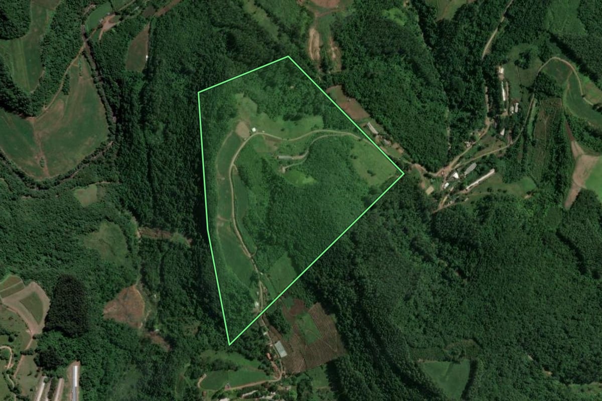 Imagem de satélite do imóvel rural em Encantado (RS), com o contorno declarado no CAR desenhado por cima.