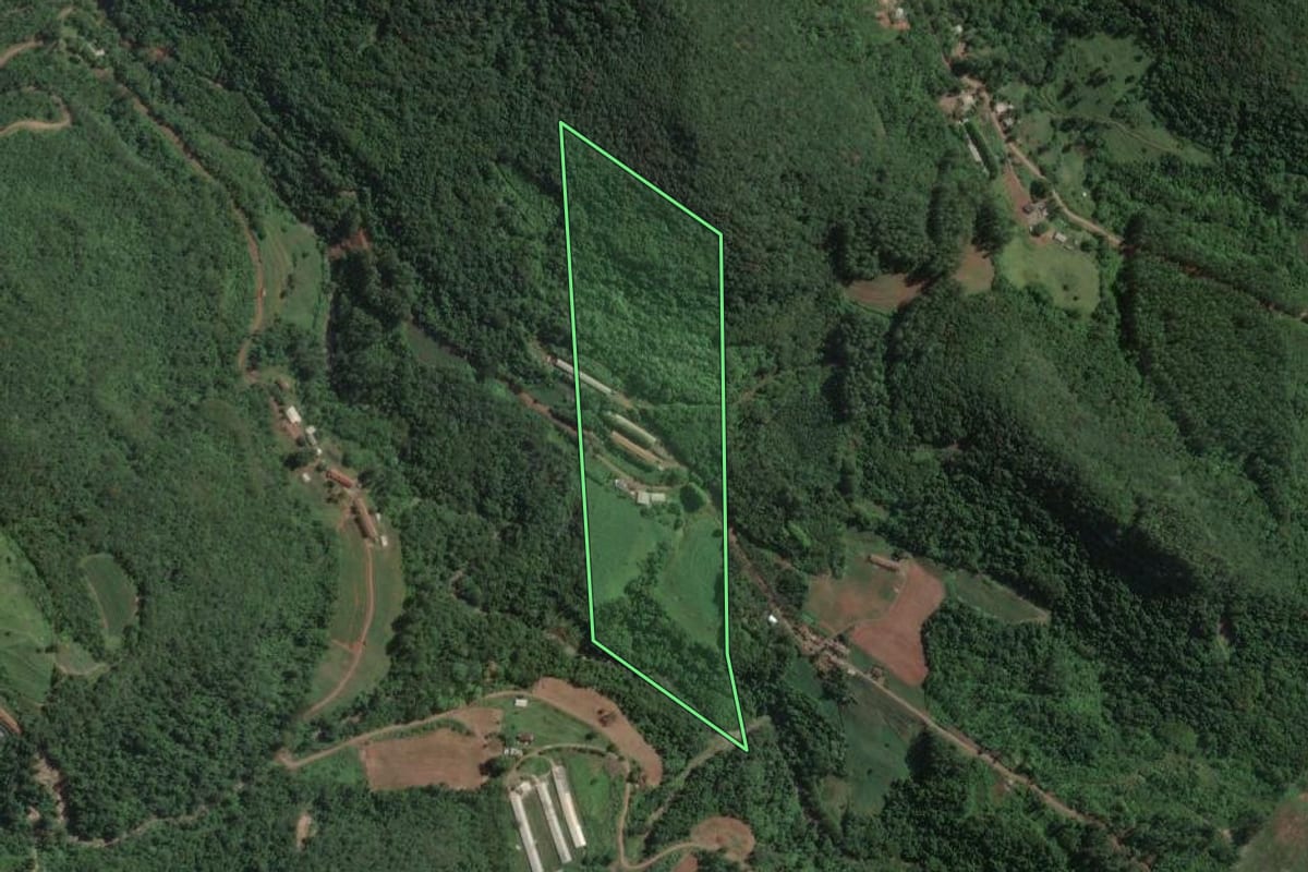Imagem de satélite do imóvel rural em Encantado (RS), com o contorno declarado no CAR desenhado por cima.