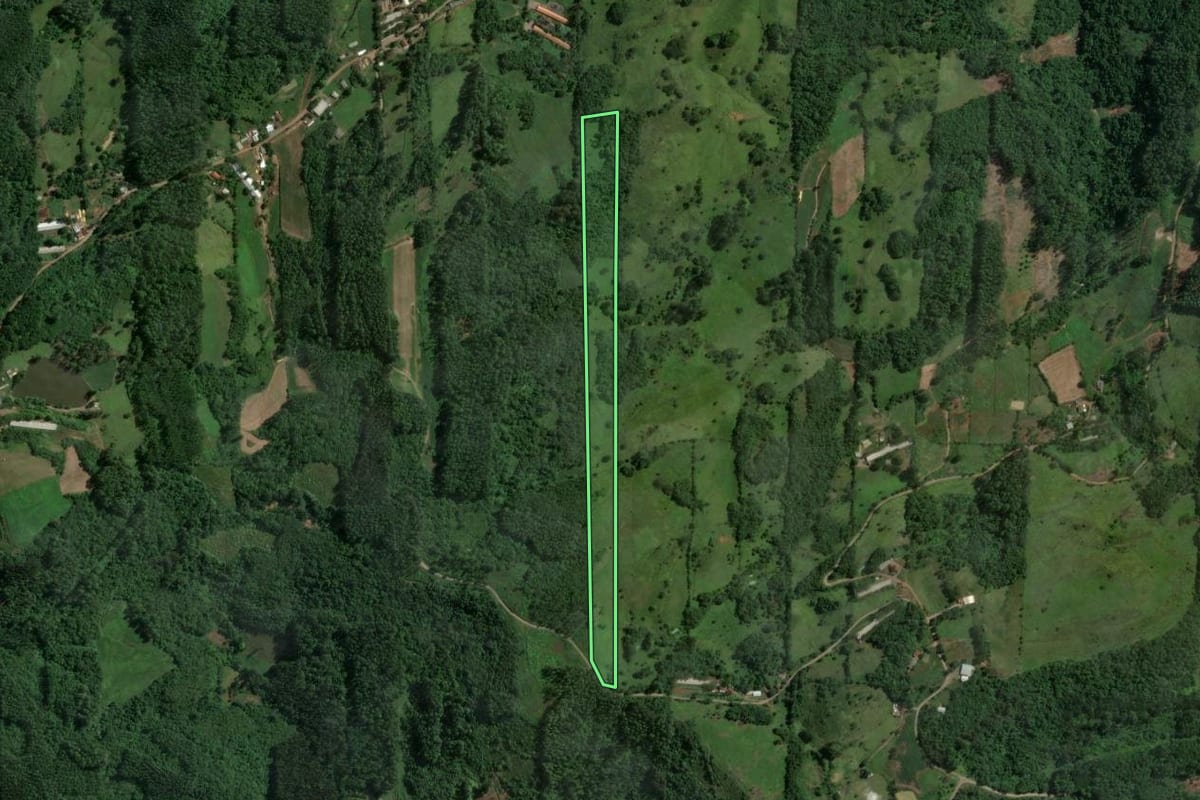 Imagem de satélite do imóvel rural em Encantado (RS), com o contorno declarado no CAR desenhado por cima.