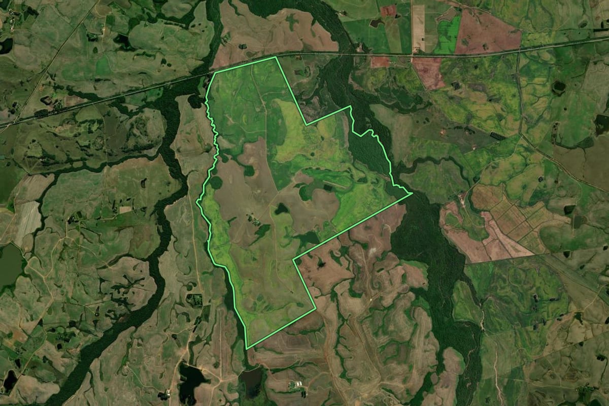 Imagem de satélite do imóvel rural em Encruzilhada do Sul (RS), com o contorno declarado no CAR desenhado por cima.
