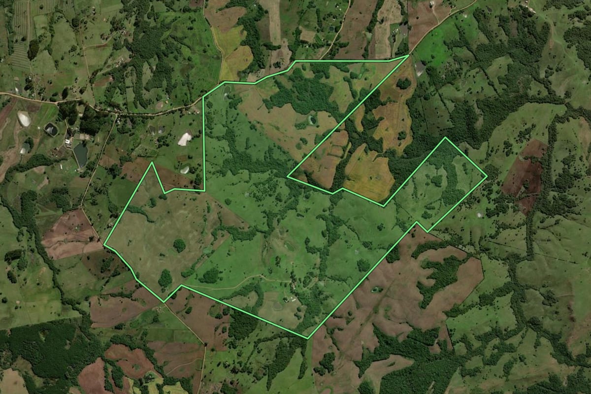 Imagem de satélite do imóvel rural em Encruzilhada do Sul (RS), com o contorno declarado no CAR desenhado por cima.