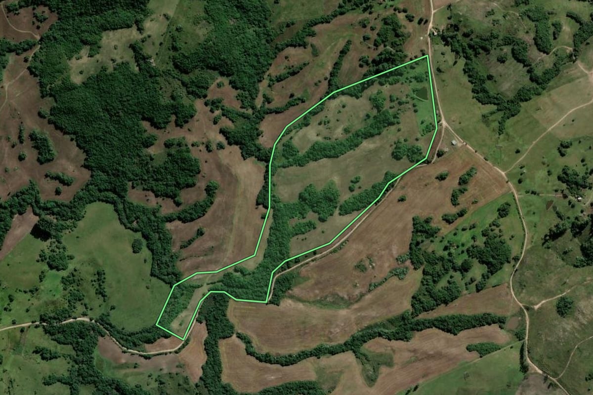 Imagem de satélite do imóvel rural em Encruzilhada do Sul (RS), com o contorno declarado no CAR desenhado por cima.