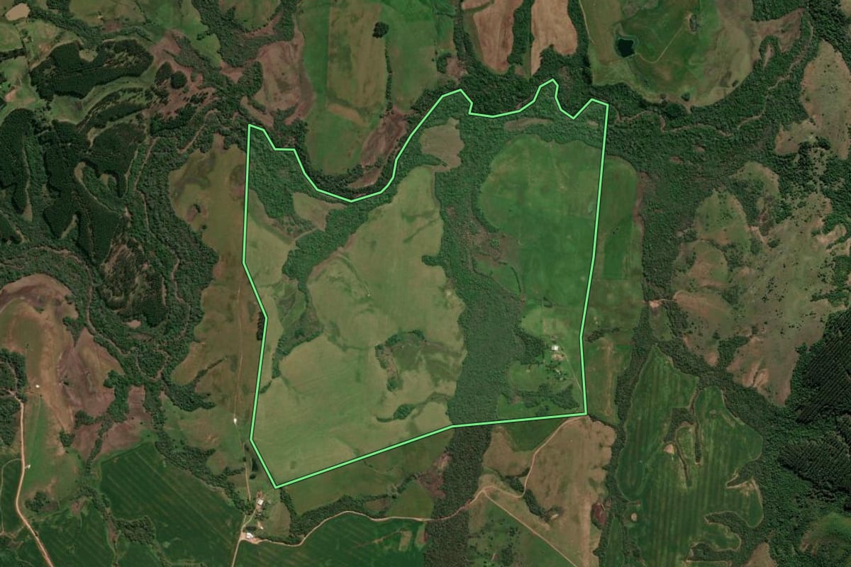 Imagem de satélite do imóvel rural em Encruzilhada do Sul (RS), com o contorno declarado no CAR desenhado por cima.