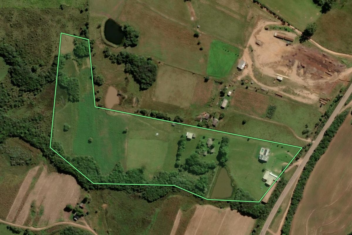 Imagem de satélite do imóvel rural em Encruzilhada do Sul (RS), com o contorno declarado no CAR desenhado por cima.