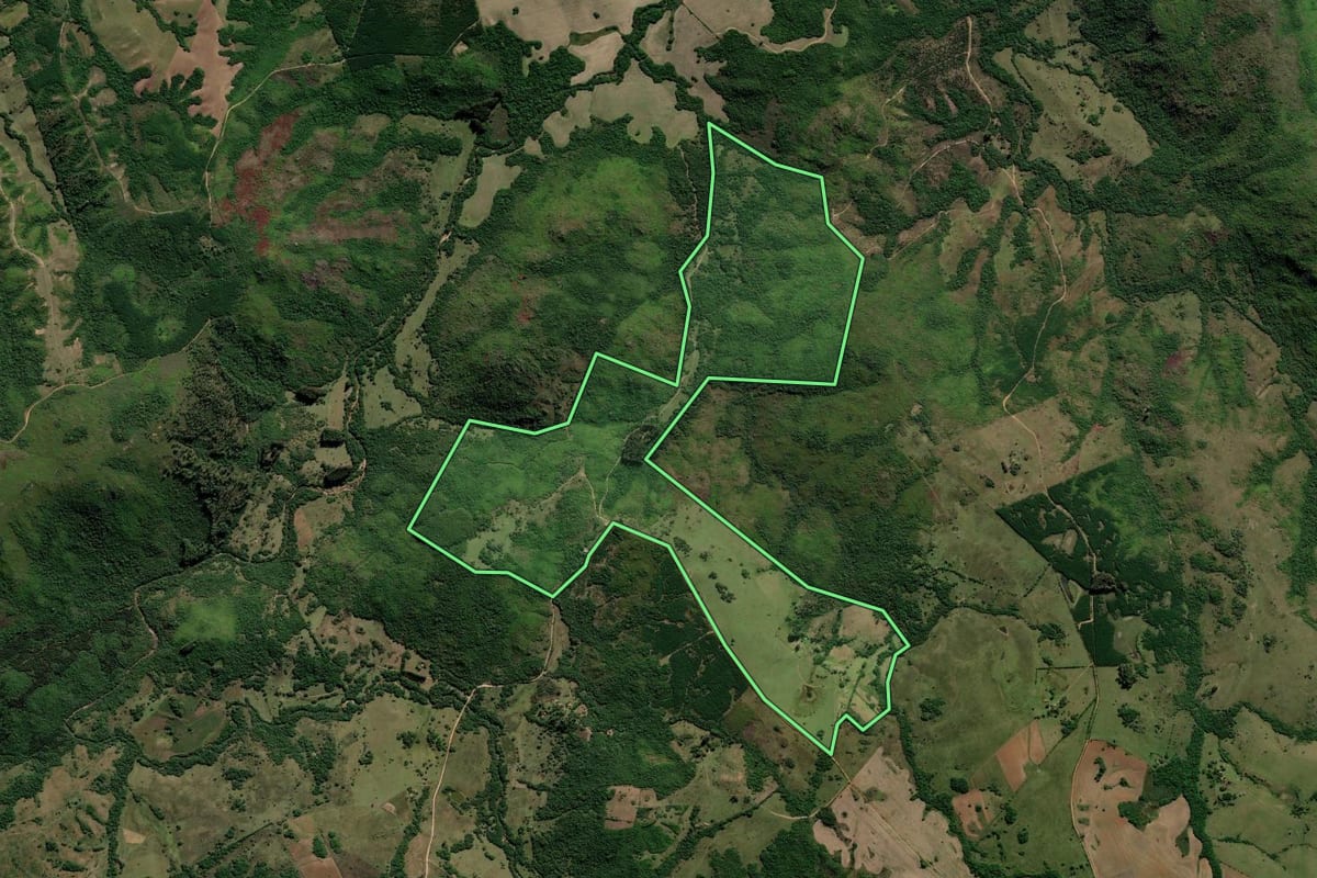 Imagem de satélite do imóvel rural em Encruzilhada do Sul (RS), com o contorno declarado no CAR desenhado por cima.