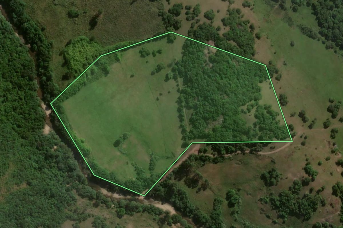 Imagem de satélite do imóvel rural em Encruzilhada do Sul (RS), com o contorno declarado no CAR desenhado por cima.