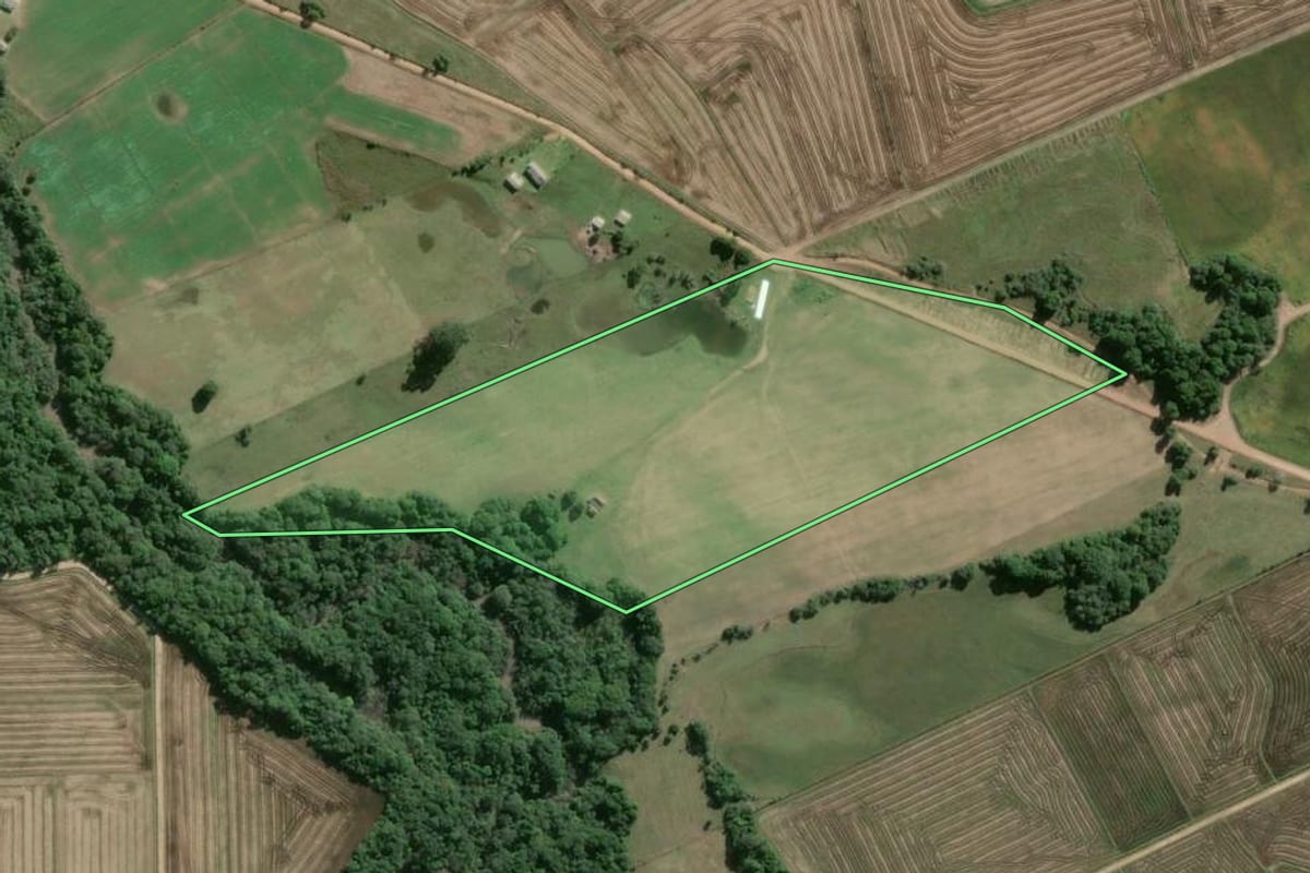 Imagem de satélite do imóvel rural em Encruzilhada do Sul (RS), com o contorno declarado no CAR desenhado por cima.