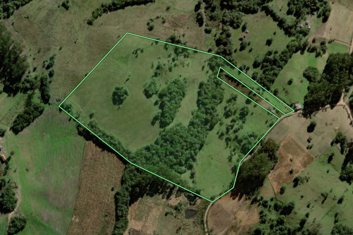 Imagem de satélite do imóvel rural em Encruzilhada do Sul (RS), com o contorno declarado no CAR desenhado por cima.