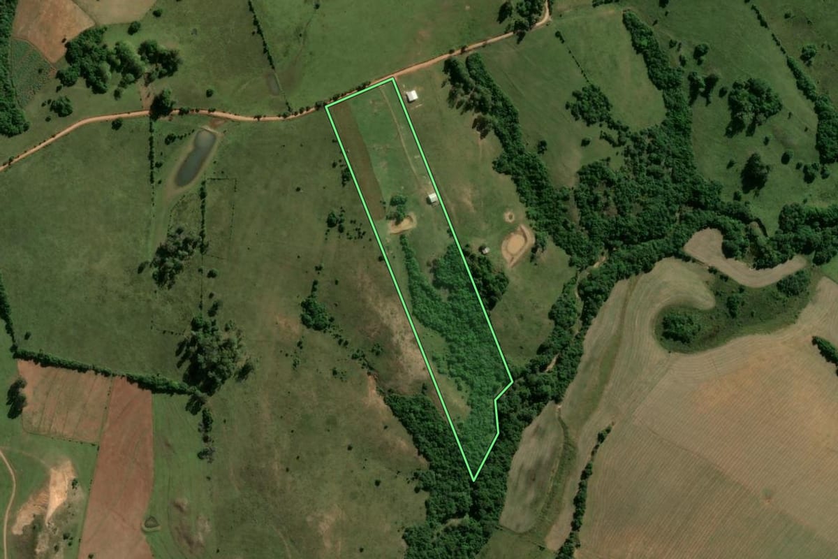 Imagem de satélite do imóvel rural em Encruzilhada do Sul (RS), com o contorno declarado no CAR desenhado por cima.