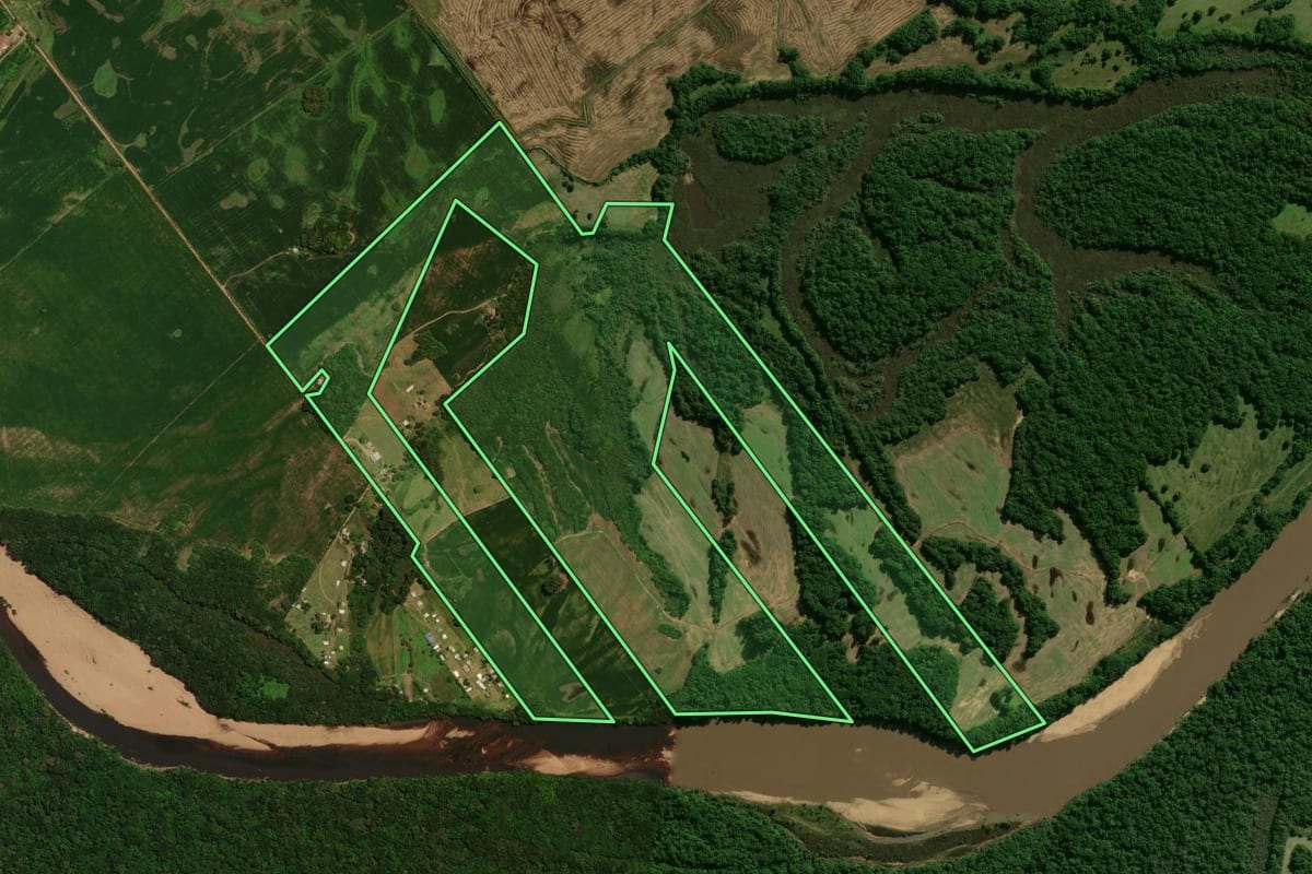 Imagem de satélite do imóvel rural em Encruzilhada do Sul (RS), com o contorno declarado no CAR desenhado por cima.