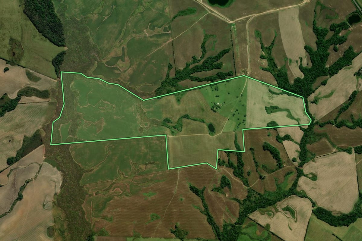 Imagem de satélite do imóvel rural em Encruzilhada do Sul (RS), com o contorno declarado no CAR desenhado por cima.