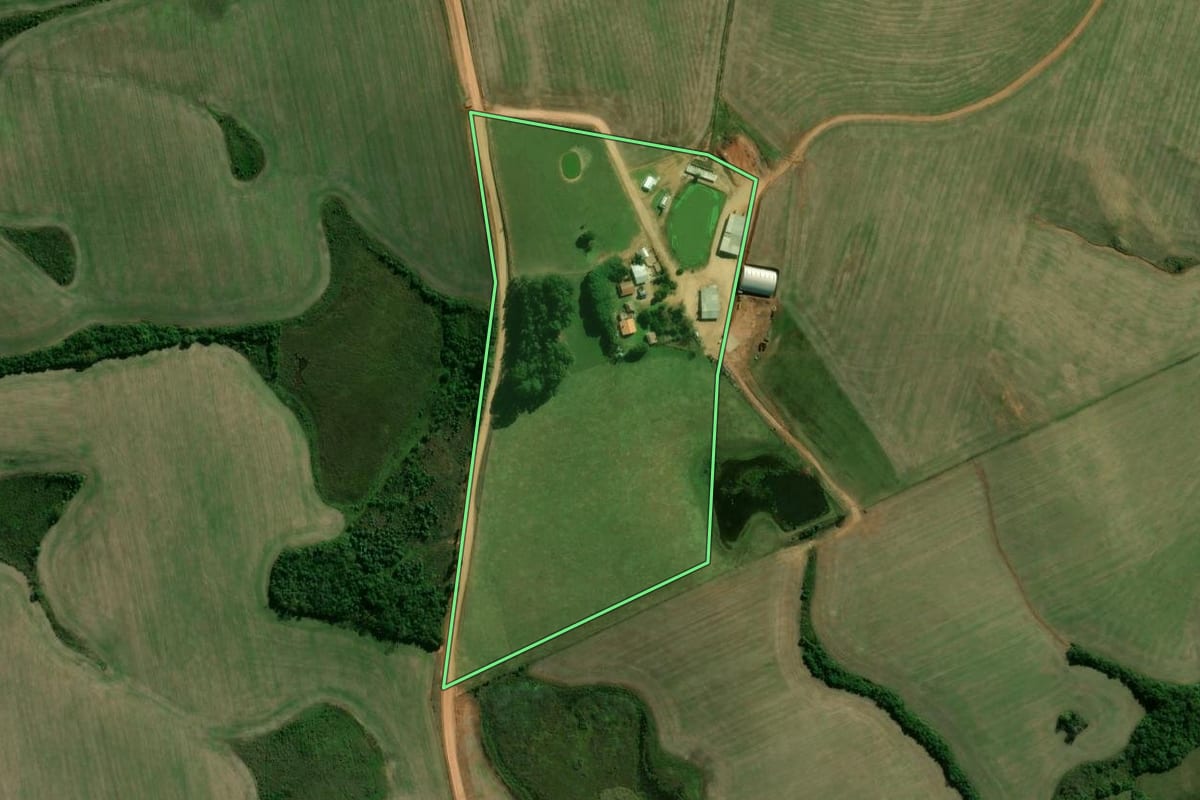 Imagem de satélite do imóvel rural em Encruzilhada do Sul (RS), com o contorno declarado no CAR desenhado por cima.