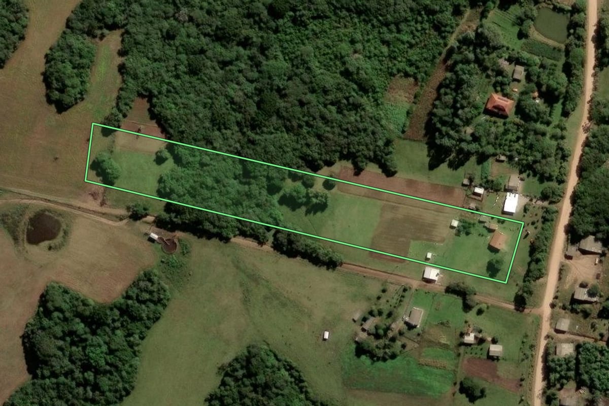 Imagem de satélite do imóvel rural em Encruzilhada do Sul (RS), com o contorno declarado no CAR desenhado por cima.