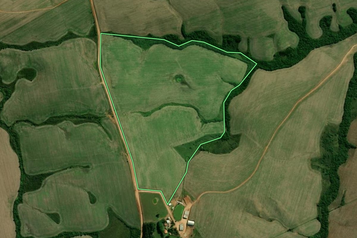 Imagem de satélite do imóvel rural em Encruzilhada do Sul (RS), com o contorno declarado no CAR desenhado por cima.