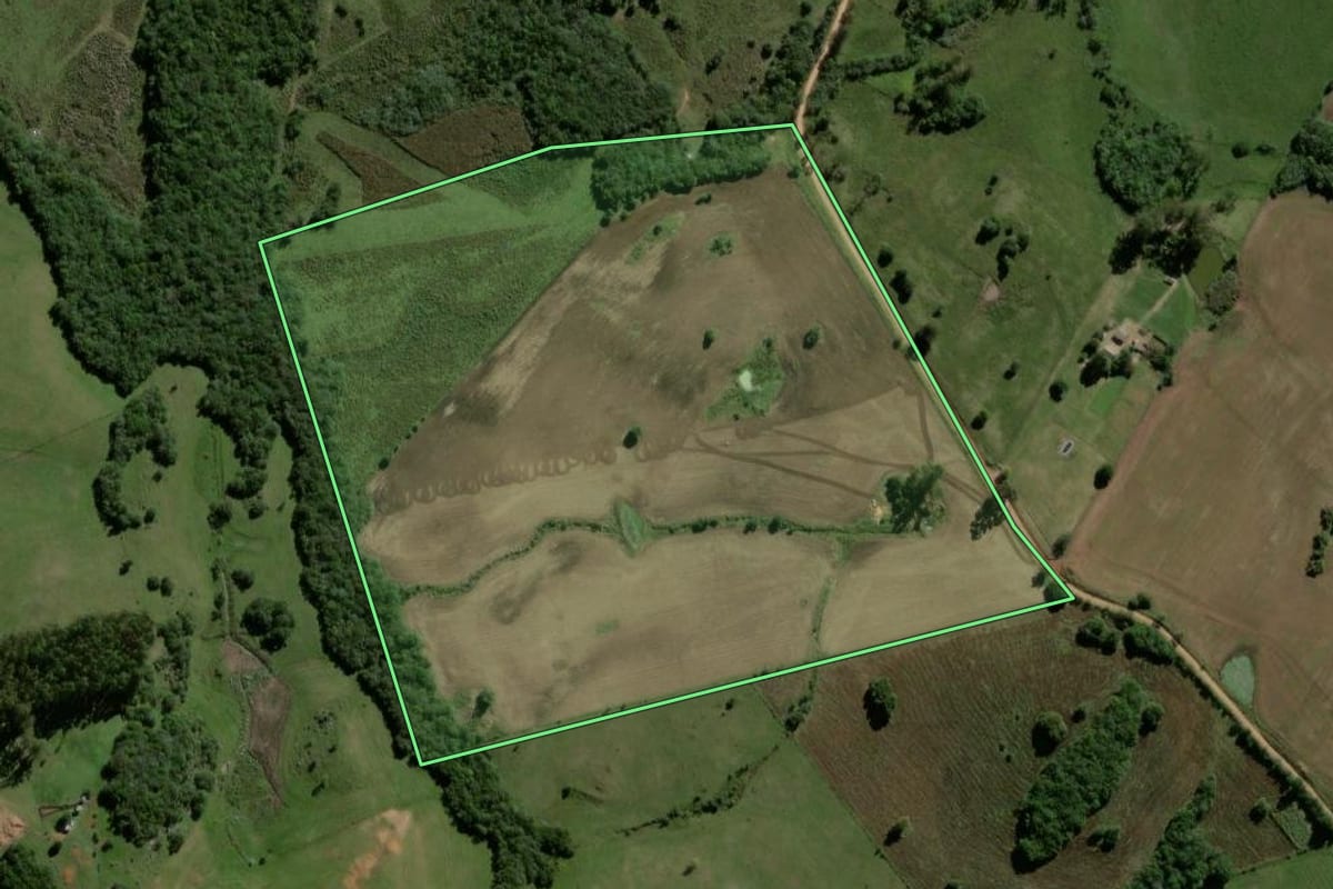 Imagem de satélite do imóvel rural em Encruzilhada do Sul (RS), com o contorno declarado no CAR desenhado por cima.