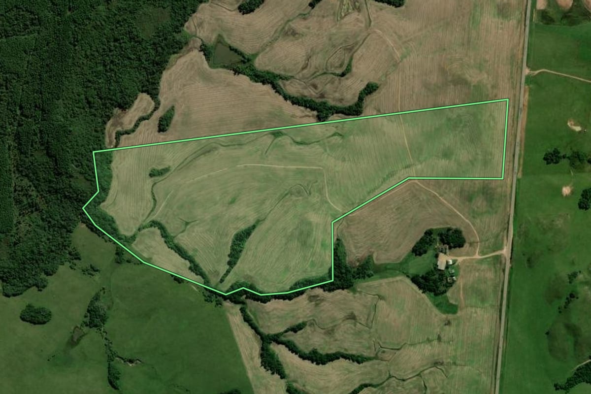 Imagem de satélite do imóvel rural em Encruzilhada do Sul (RS), com o contorno declarado no CAR desenhado por cima.