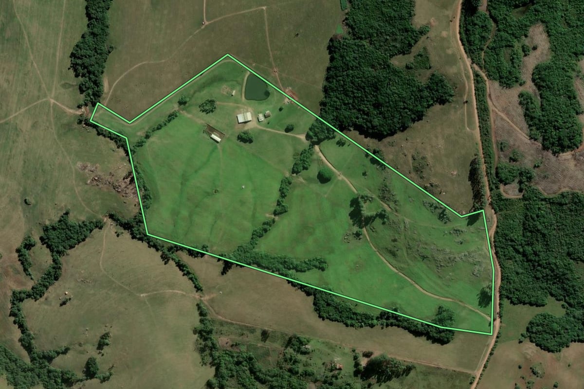 Imagem de satélite do imóvel rural em Encruzilhada do Sul (RS), com o contorno declarado no CAR desenhado por cima.